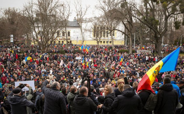 TISUĆE LJUDI NA PRORUSKOM SKUPU U Moldaviju zabranjen ulazak srpskim navijačima i boksačima iz Crne Gore