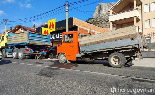Gužva na M-17 zbog sudara više vozila u Mostaru