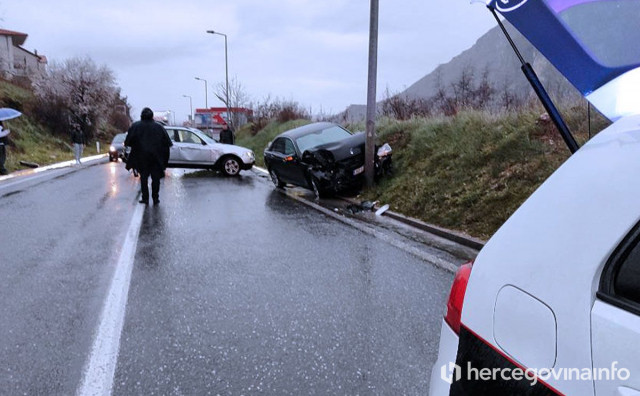 ZABIO SE U STUP U sudaru dva automobila na magistrali nastala veća materijalna šteta