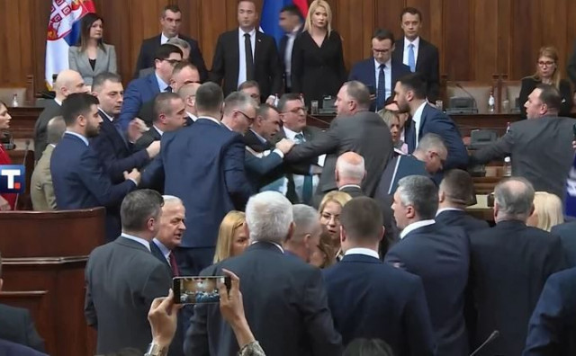 Kaos u parlamentu Srbije, umalo došlo do tučnjave. Vučić urlao