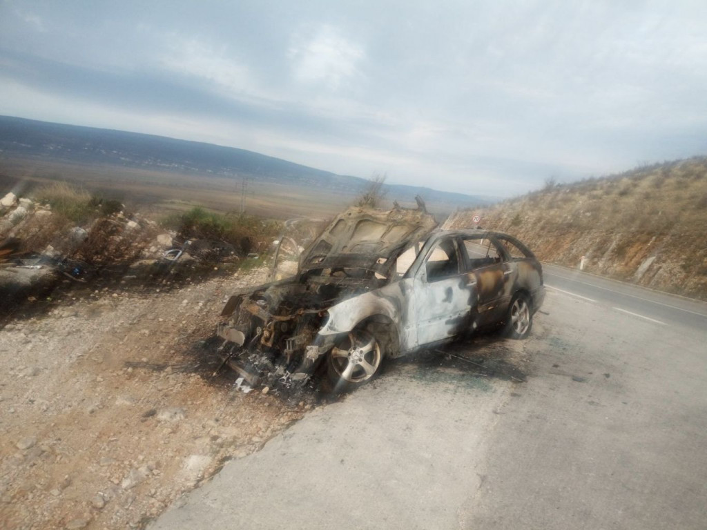 Automobil u potpunosti izgorio na cesti između Mostara i Širokog Brijega