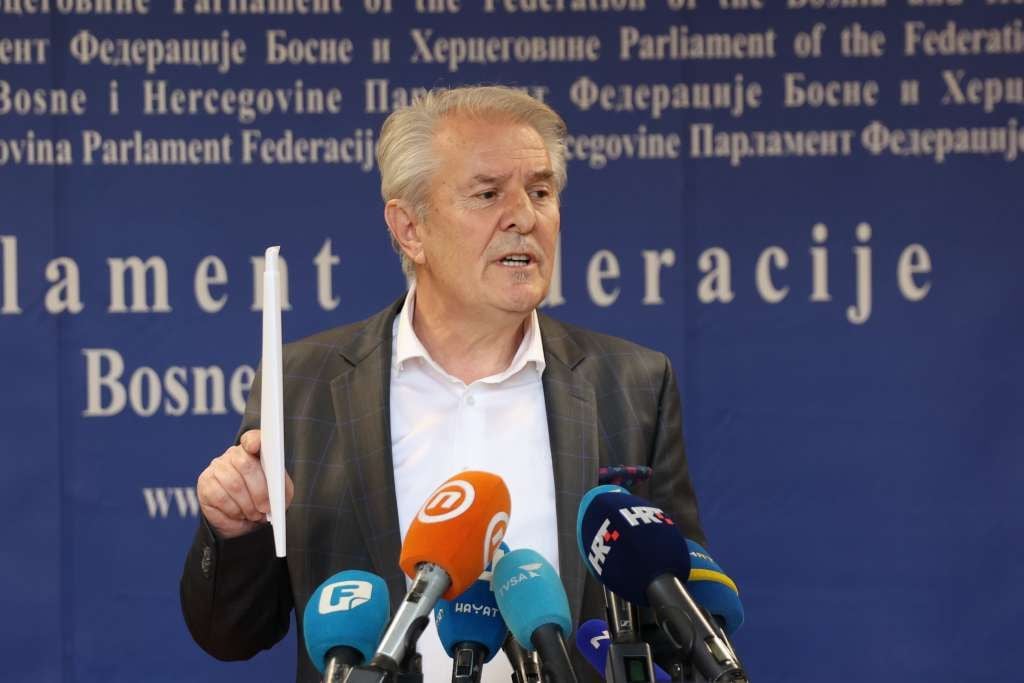 CIRKUS SE NASTAVLJA Lendo nije potpisao imenovanje Vlade, hoće nove ministre jer ove ne poznaje
