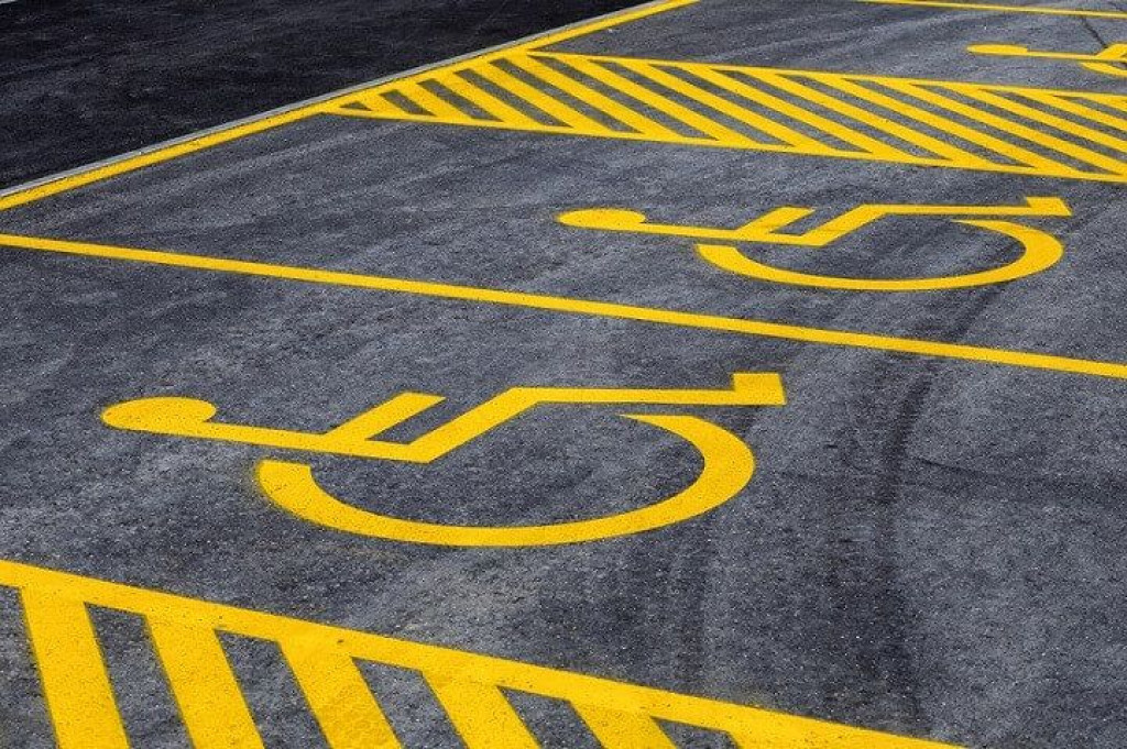NE MOŽE DRUKČIJE Kazna 200 KM za onoga tko parkira na mjesto za osobe s invaliditetom