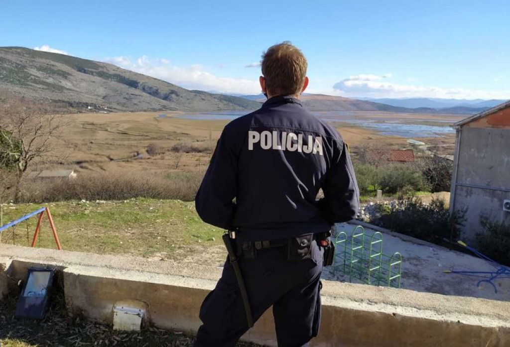 SEDAM MIGRANATA VRAĆA SE U BIH Švercer iz Gruzije krenuo autom na policajca