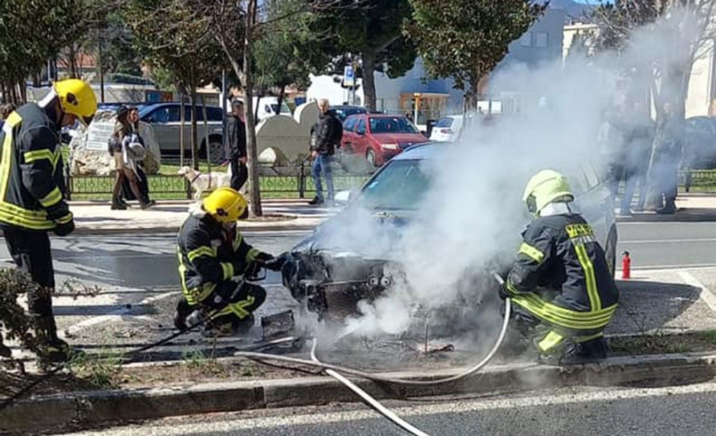 MATERIJALNA ŠTETA U središtu Mostara usred dana planuo automobil