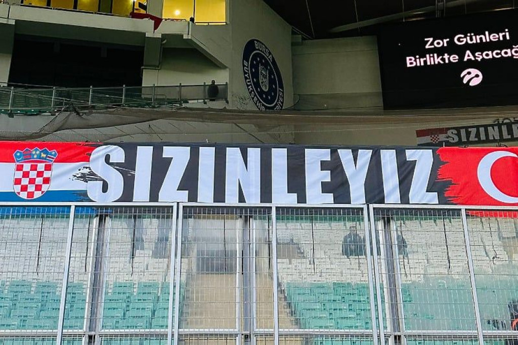 BRAVO Hrvatski navijači transparentom oduševili Tursku