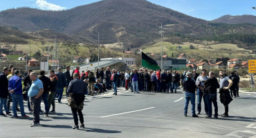 Nezadovoljni rudari probili policijski kordon i blokirali promet na M-17