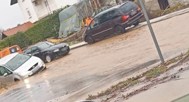 ČITLUK Automobil završio u kanalu, promet usporen zbog ceste koja 'pliva'