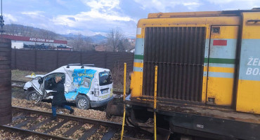 Nesreća lokomotiva i auto Kakanj
