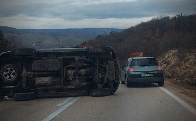 JOŠ JEDNA PROMETNA NA POZNATOJ LOKACIJI Prevrnuo se automobil na Kvanju