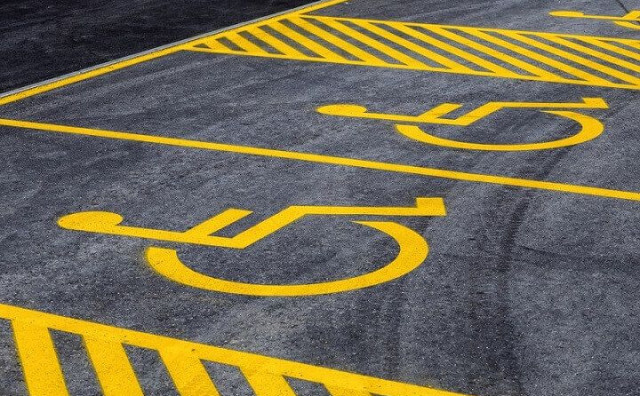 NE MOŽE DRUKČIJE Kazna 200 KM za onoga tko parkira na mjesto za osobe s invaliditetom