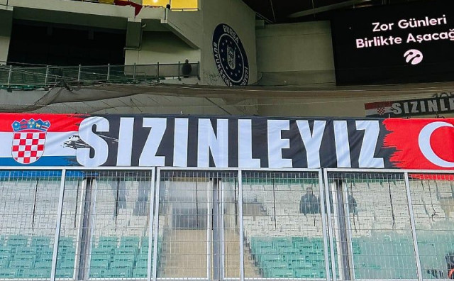 BRAVO Hrvatski navijači transparentom oduševili Tursku