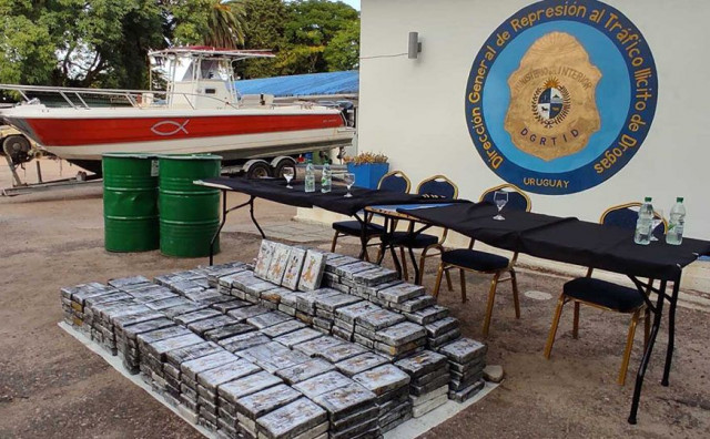 120 DANA PRITVORA Crnogorci među krijumčarima 489 kg kokaina. Zaplijenjen novac, traktor, čamci ...