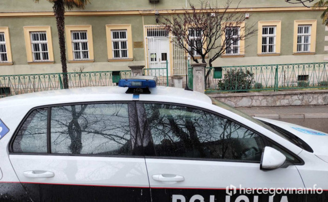 KAŠIKARA KOD MEDICINSKE ŠKOLE Domar pronašao ručnu bombu, policija osigurava mjesto događaja