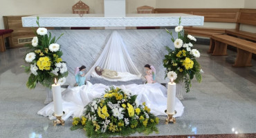 Više od stotinu mladih čuva Isusov grob i sudjeluje u molitvi u bjelopoljskoj župnoj crkvi
