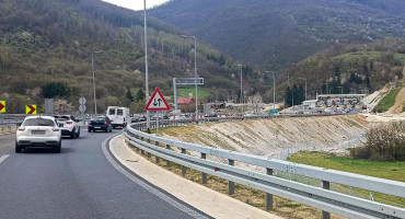 PRODUŽENI VIKEND Velike prometne gužve na ulazu u Mostar. Kolona je i iz Sarajeva prema jugu
