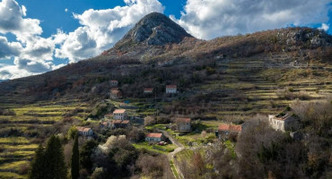KLOBUK Šešir iznad polja s bogatom poviješću i prirodnim čudesima