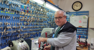 I SA ZANATOM MOŽEŠ BITI DOKTOR Otac i sin ključarskim umijećem čuvaju zanat od zaborava