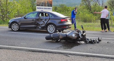 PREDGRAĐE MOSTARA U težem sudaru auta i motocikla ozlijeđena jedna osoba