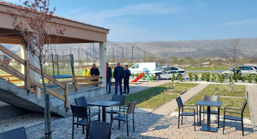 IZVRŠEN OČEVID Netko je pokušao zapaliti kafić na ulazu u Mostar