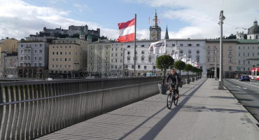 Austrija zastava