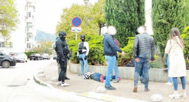 uhićenje u Mostaru kod Franjevačke crkve