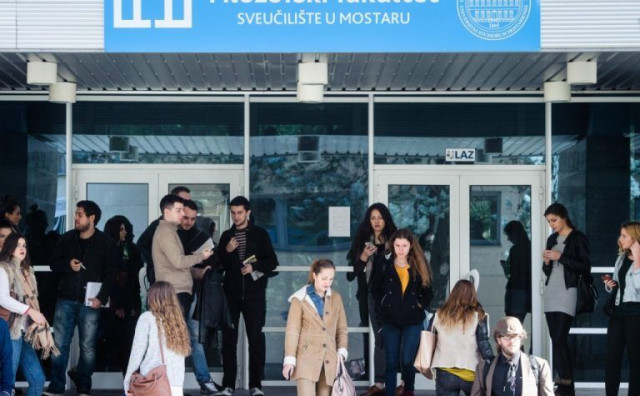 STUDIRANJE POSTAJE LUKSUZ Godišnje potrebno 5 tisuća maraka samo za osnovno, studenata u Mostaru sve manje