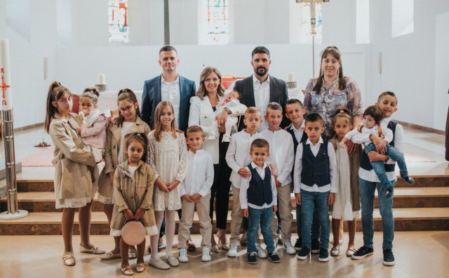 KAKVA RADOST NA 'BRIGU' Obitelj Naletilić krstila peto dijete, a kuma je majka desetero djece