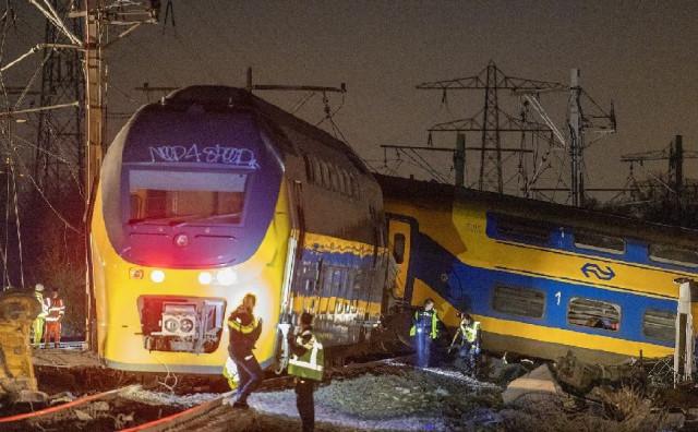 TRAGEDIJA U ZAPADNOJ NIZOZEMSKOJ Vlak s 50 ljudi udario u građevinsku opremu, više je teško ozlijeđenih