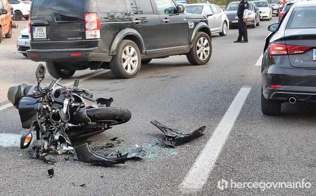 Motociklist iz Srbije teško ozlijeđen u nesreći kod Ravnog