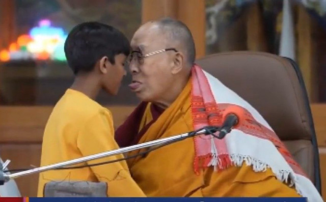 INTERNET BRUJI O OVOM POTEZU Dalaj Lama poljubio dječaka u usta i tražio ga da mu sisa jezik