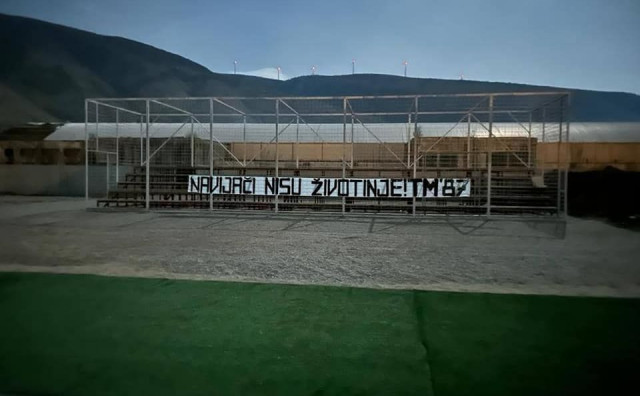 AKCIJA MANIJAKA Navijači Željezničara ostavili poruku na stadionu Veleža