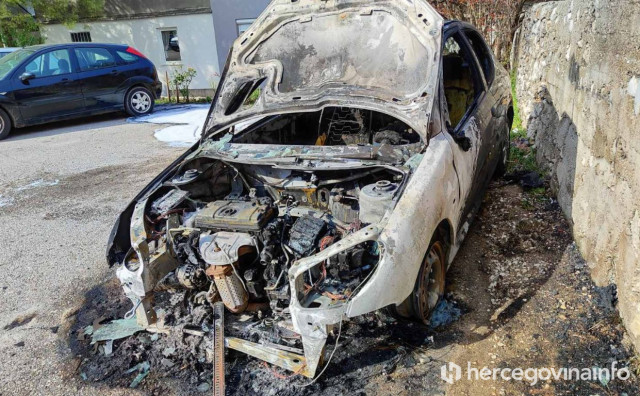 U Mostaru noćas izgorio osobni automobil