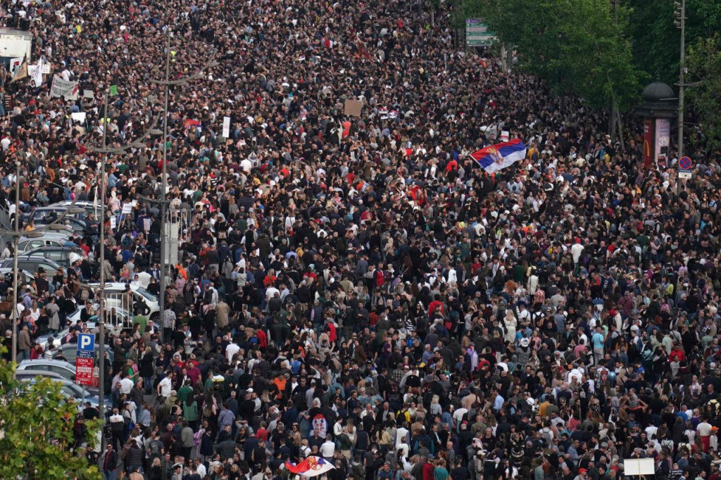 Nevjerojatni prizori s beogradskih prosvjeda, bijesni Vučić aludirao na ukrajinski scenarij