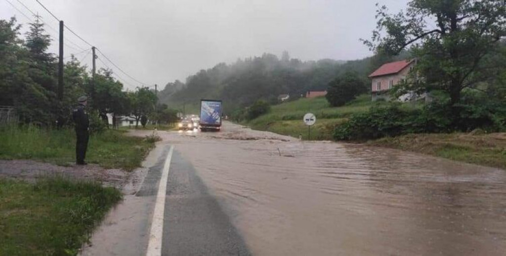 Poplavljena cesta Žepče
