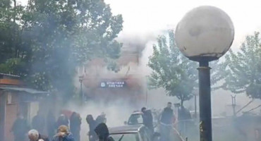 SJEVER KOSOVA Nakon jutrošnjih nereda, srpski građani mirno prosvjeduju ispred općine Zvečan