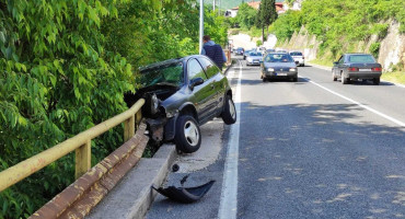 MOSTAR Autom se zabio u bankinu