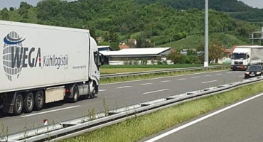 TRAGA SE ZA VOZAČEM Kamion jurio u kontra smjeru na autocesti A4