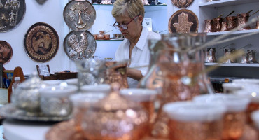 RADNJA KOJA VIŠE OD STOLJEĆA KRASI STARI GRAD U MOSTARU Na bakrenim tanjurima ispisane životne priče