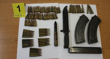 AKCIJA U SUSJEDSTVU Kod 20-godišnjaka u Metkoviću pronađen arsenal oružja