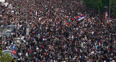 Nevjerojatni prizori s beogradskih prosvjeda, bijesni Vučić aludirao na ukrajinski scenarij