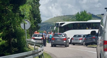 Sudar autobusa i automobila na ulazu u Mostar
