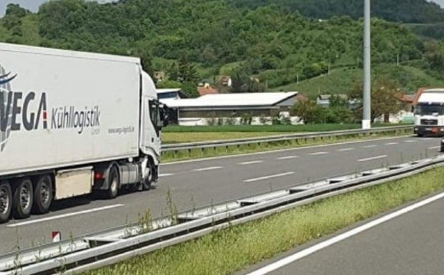 TRAGA SE ZA VOZAČEM Kamion jurio u kontra smjeru na autocesti A4