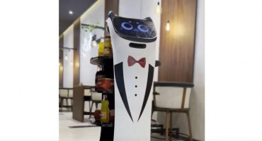 Grad u BiH dobio prve robot konobare koji poslužuju goste