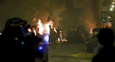 U Francuskoj veliki neredi zbog ubojstva mladog Alžirca. 150 uhićenih, a zapaljen i tramvaj