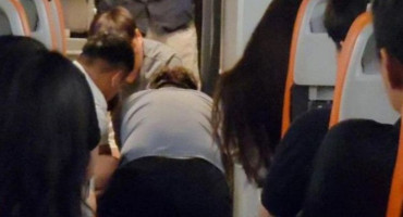 ZAVEZAN DO SLIJETANJA Muškarac pokušao otvoriti vrata zrakoplova tijekom leta