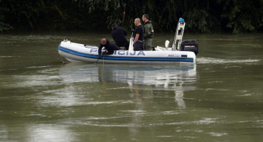 DRAMA NA GRANICI Policajci spasili trudnicu i dvoje djece na gumenom čamcu