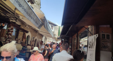 Mostar,stari grad,turisti