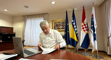 PREDSJEDNIK SE OPET UHVATIO LAPTOPA Gdje se HDZ-ove organizacije ne dogovore, on će odlučiti