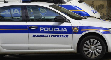 NAMAMIO ŽENU U STAN PA JE ZATOČIO Ona iskočila kroz prozor i dobila teške ozljede